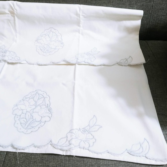 Vintage Floral Embroidered Pillowcases Scalloped Edge Set of 2 Gray & White (lb) - Picture 4 of 5